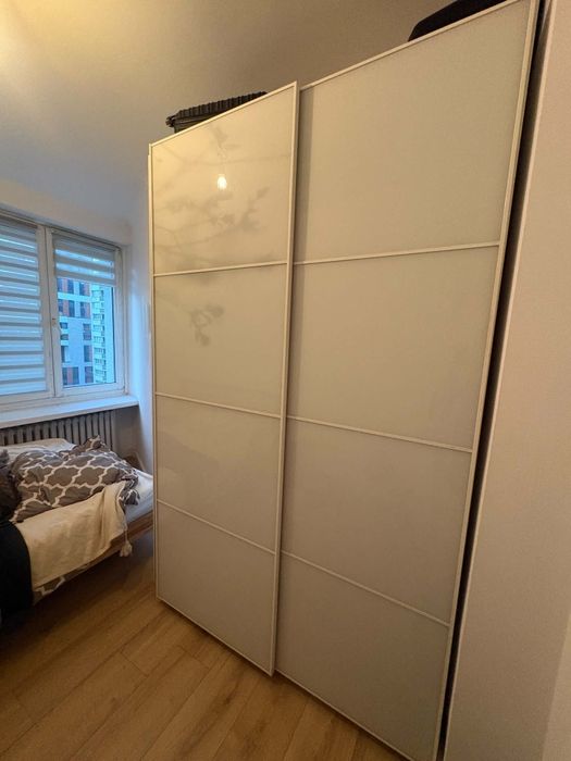 Szafa Ikea z drzwiami przesuwnymi i szufladami.