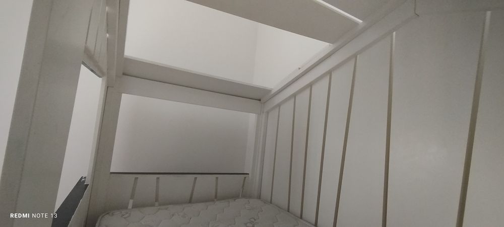 Cama/casa de criança com colchão sem manchas