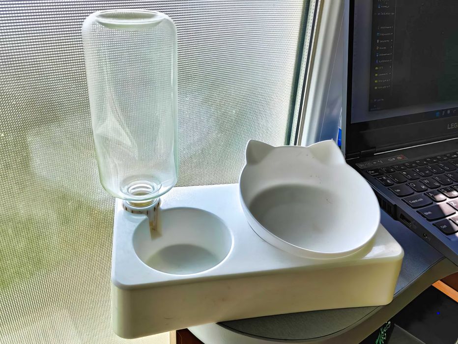 Годівниця для тварин з дозатором води