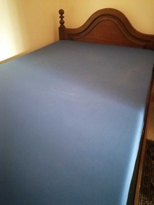 Cama de solteiro e mesa de cabeceira