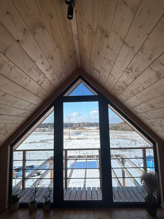 Domek między łąkami