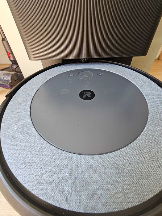 Aspirador iRobot Romba J5 com base