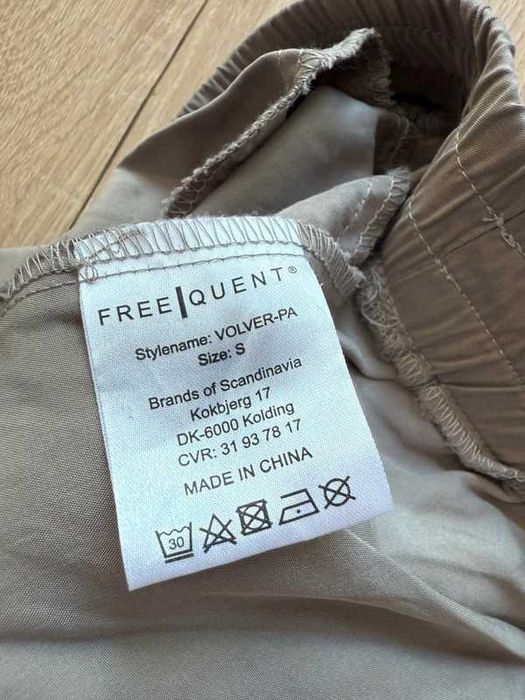 Beżowe Spodnie FreeQuent S