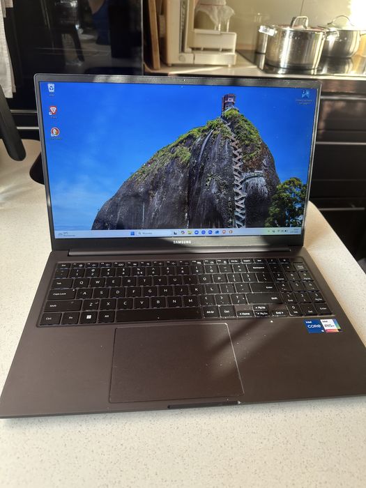 Samsung galaxybook4.    i5. 13 gen 8ddr4 512 ssd