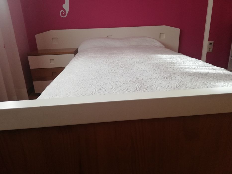 Cama solteiro e mesinha de cabeceira em madeira de excelente qualidade