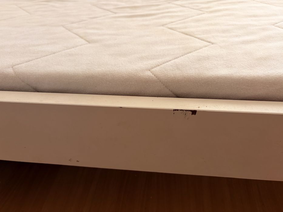 Cama Kriter Ikea com estrado e colchao e barra de seguranca
