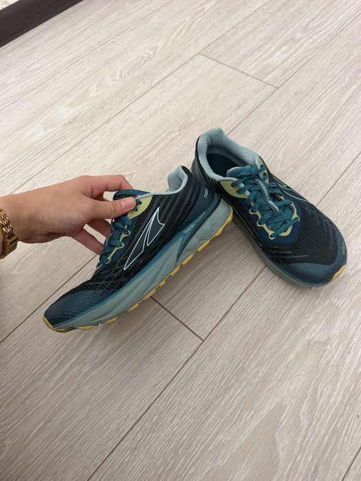 бігові кросівки asics altra