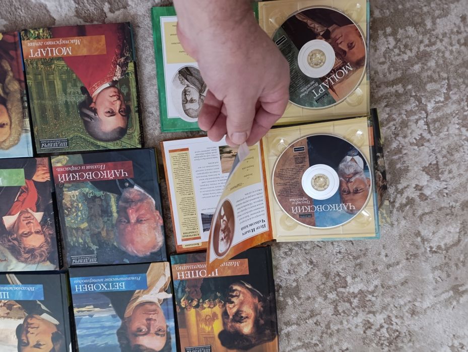 Диски з класичною музикою та біографією композиторів