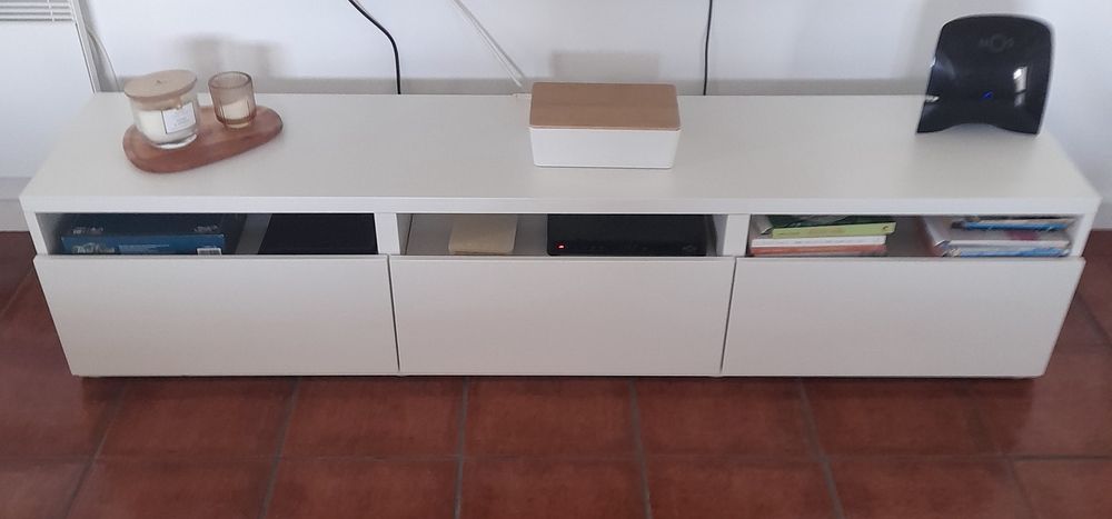 Móvel de TV branco comprado na  IkEA modelo BESTA 180cm de comprimento