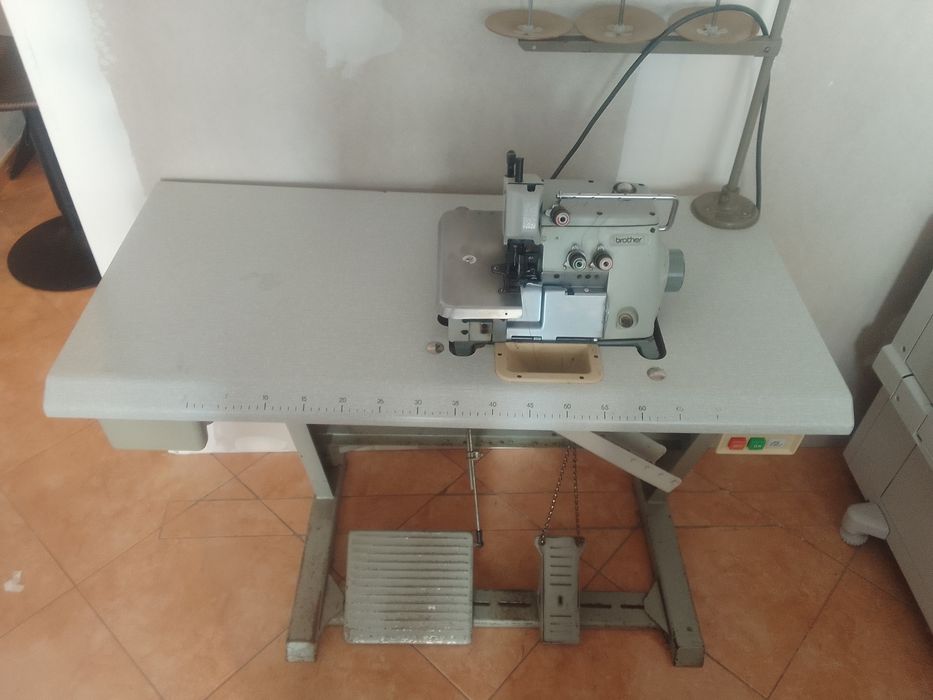 Duas maquinas de costura industrial