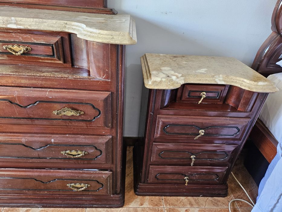Cómoda com espelho + 2 mesinhas de cabeceira madeira e pedra mármore