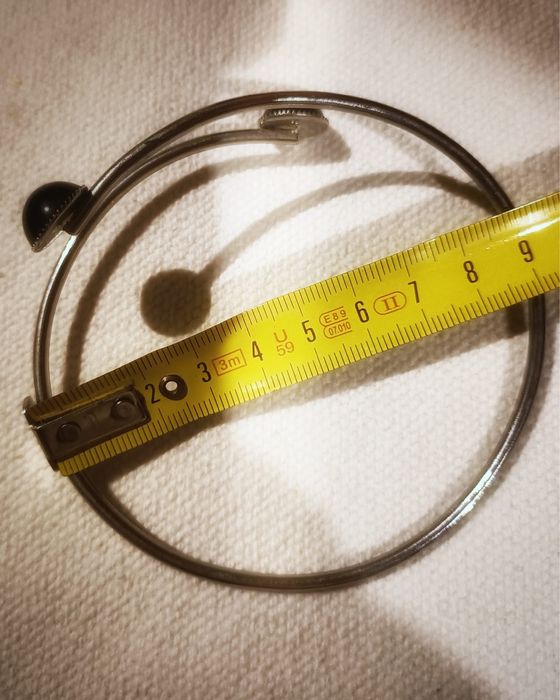 Pulseira de braço prateada como nova