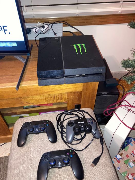 Consola Playstation 4 com 3 comandos