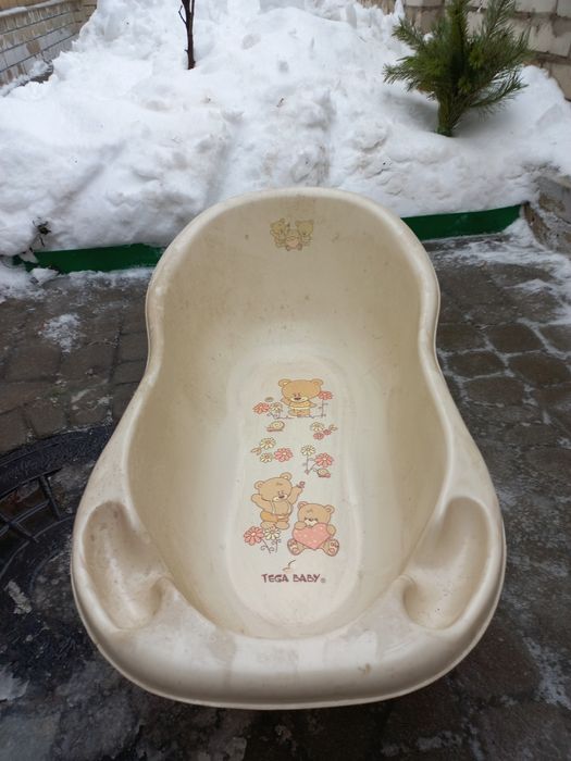 Децкая кроватка, ходунки,ванночка в хорошем состоянии.