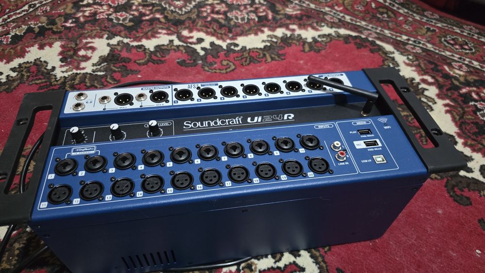 Soundcraft Ui24R — como nova