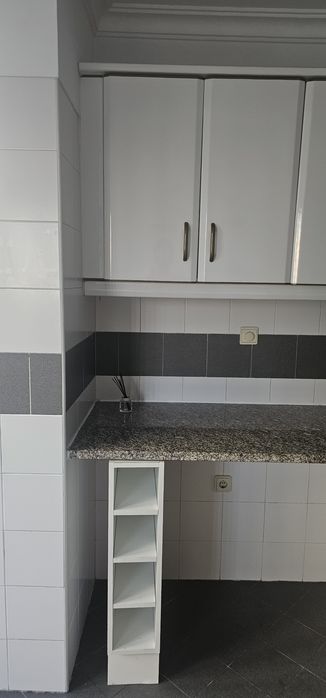 Móveis e pedra de cozinha