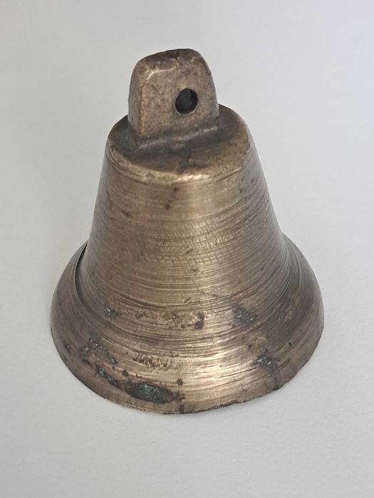 Mały dzwonek mosiężny