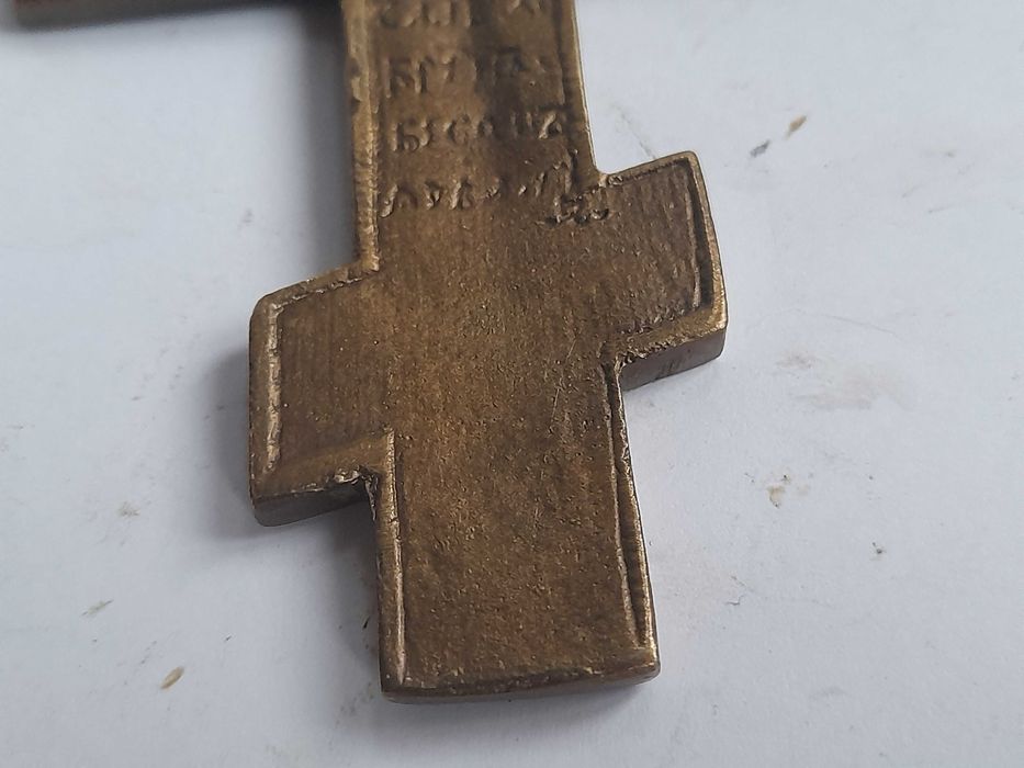Mały krzyż prawosławny z Chrystusem, mosiężny malowany