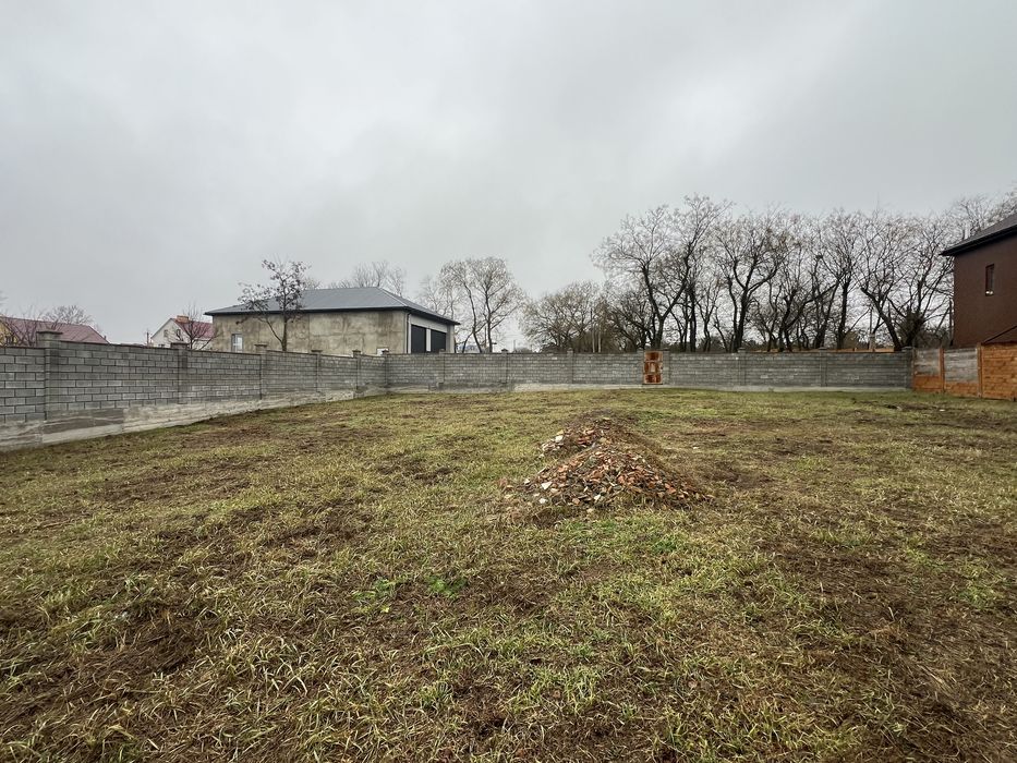 Продаю участок в центре Великодолинское.