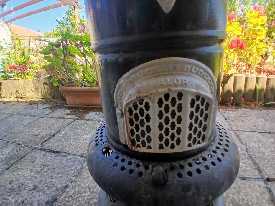 Vendo salamandra a petróleo da marca "Valor".