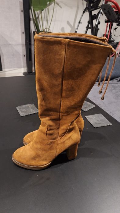 Buty zamszowe na obcasie