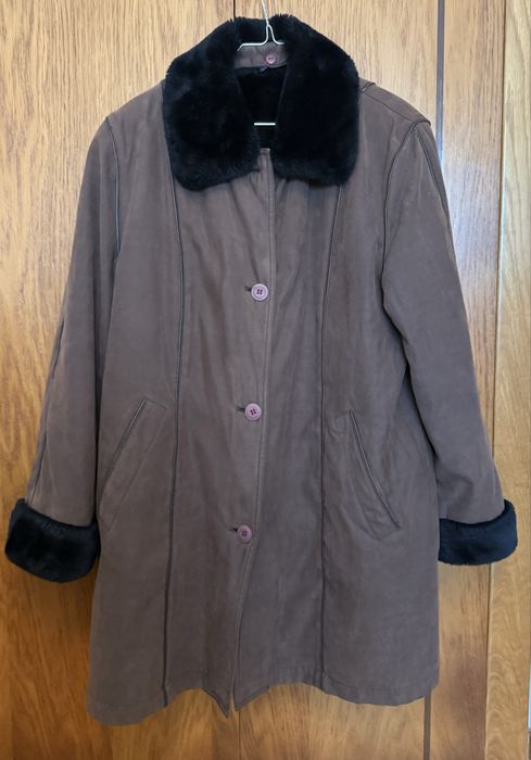 Casaco castanho com gola e punhos em pelo