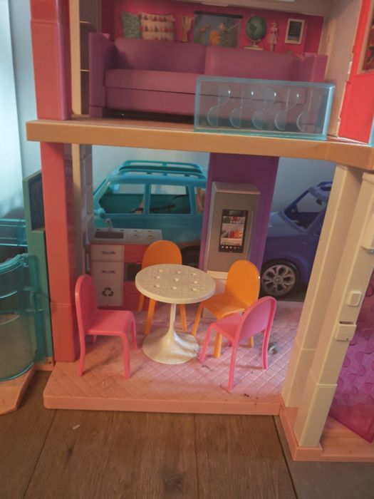 Duży domek Barbie z wyposażeniem + 2 samochody