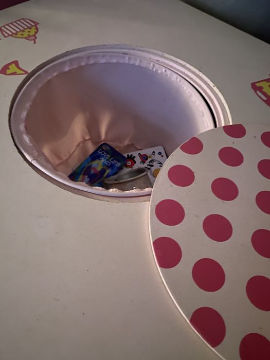 Mesa de criança com 2 cadeiras