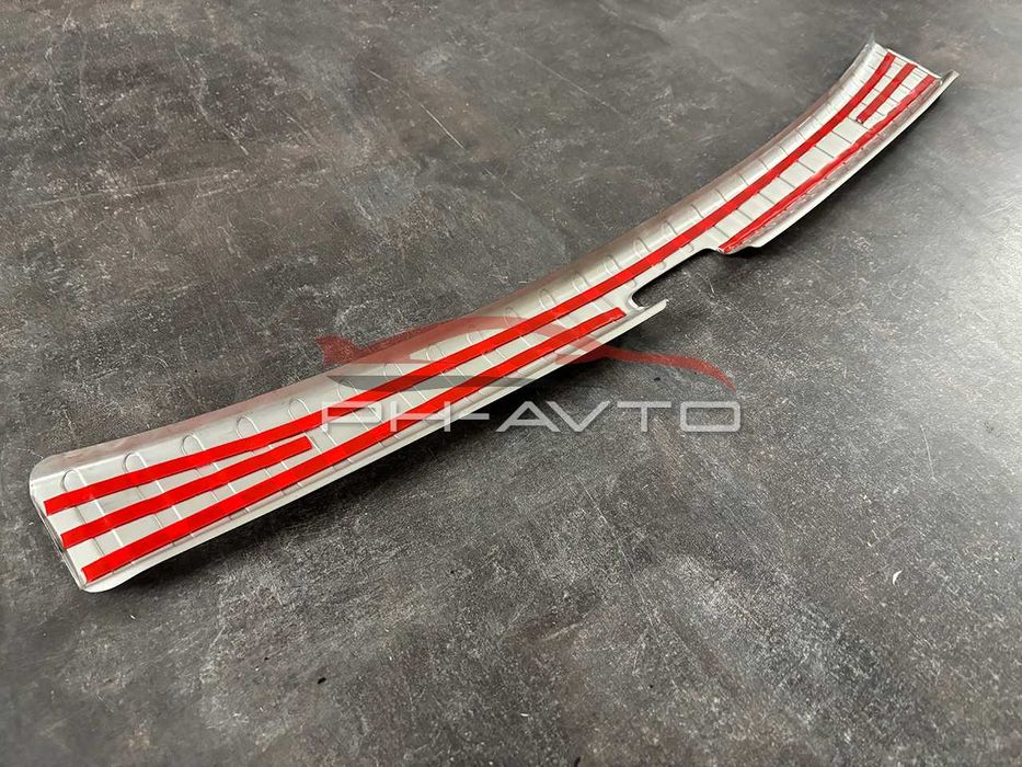 VW Touran 2003-2015 р.в. Накладка на бампер внутрішня на поріг бампера