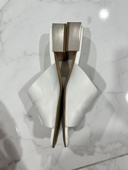 Шльопанці жіночі шкіряні білі