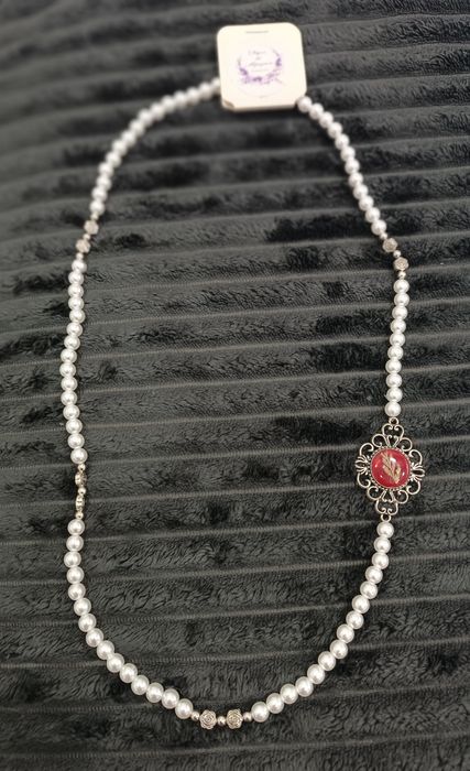 Colar de pérolas com berloque de resina