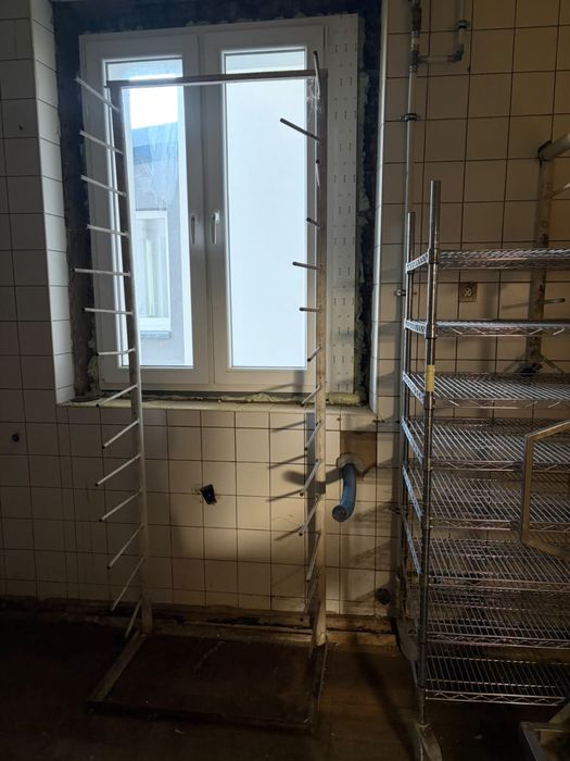 Stojak piekarniczy szpilkowy na deski lub blachy.