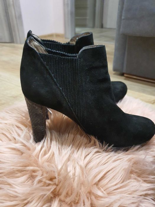 Czarne botki firmy Unisa rozmiar 37