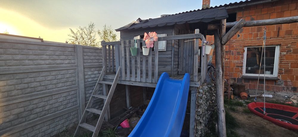 Plac zabaw dla dzieci z trampoliną