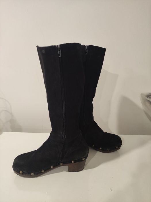 Botas pretas cano alto em pele