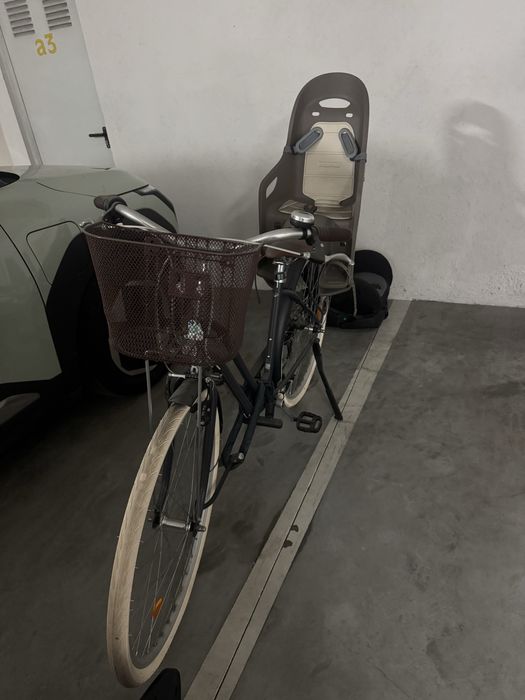 Bicicleta nova com cadeira de bebe