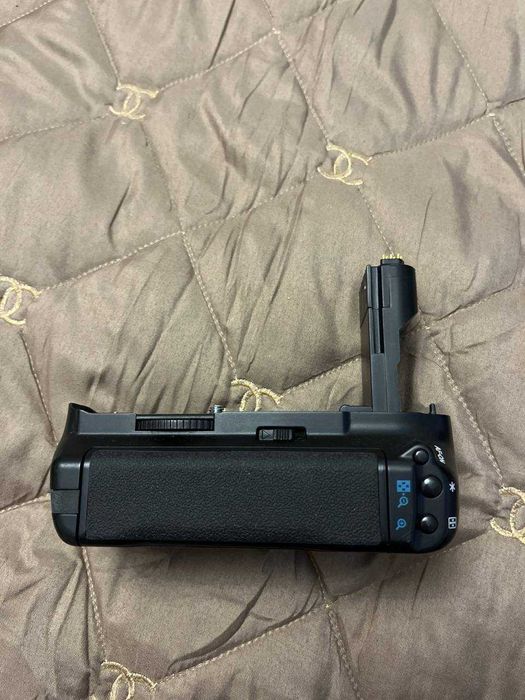 Бустер Canon BG-E4 + 4 аккумулятора
