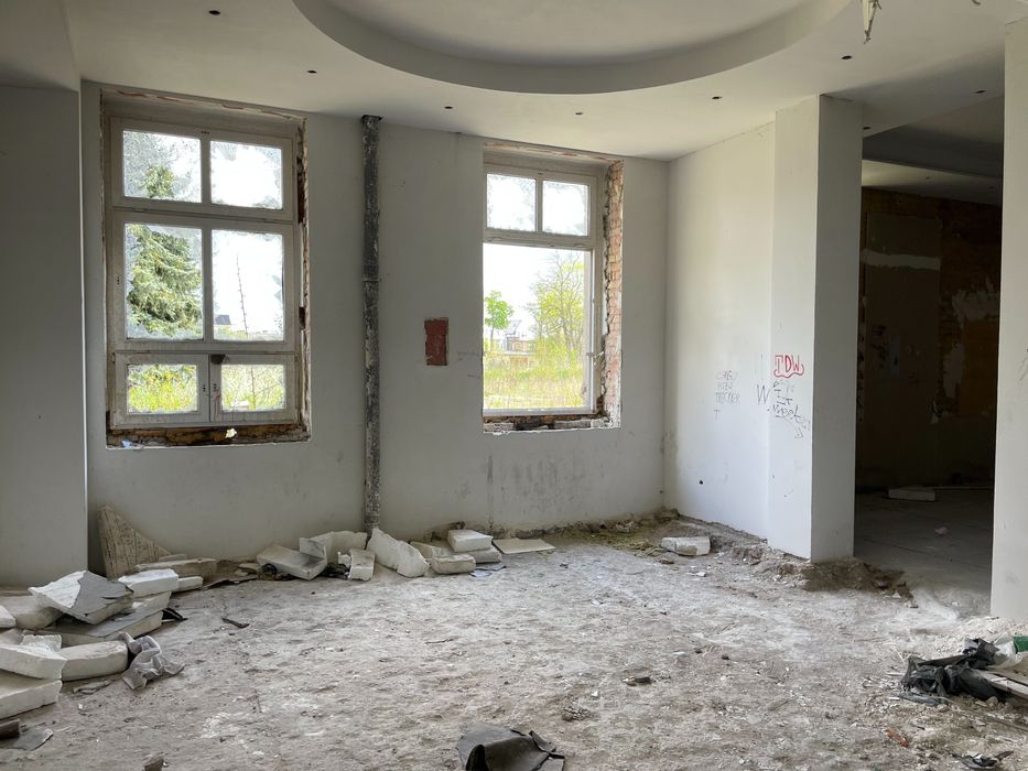 Sprzedam działkę z budynkiem koszarowym