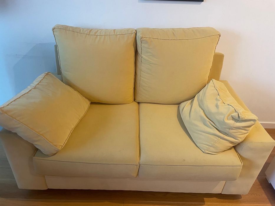 Um conjunto de dois sofás
