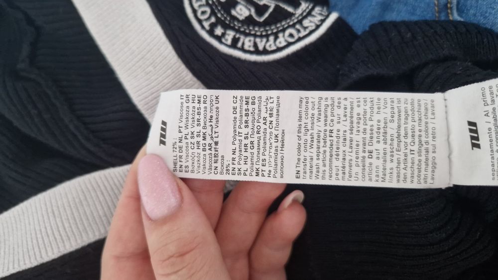 Prążkowany czarny top z dekoldem V. R. 34