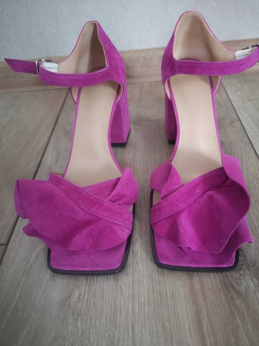 Стильні та шикарні босоніжки 40р. кольору фуксія з натурального замшу