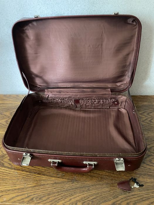 Чемодан советский , ретро , кожанный .