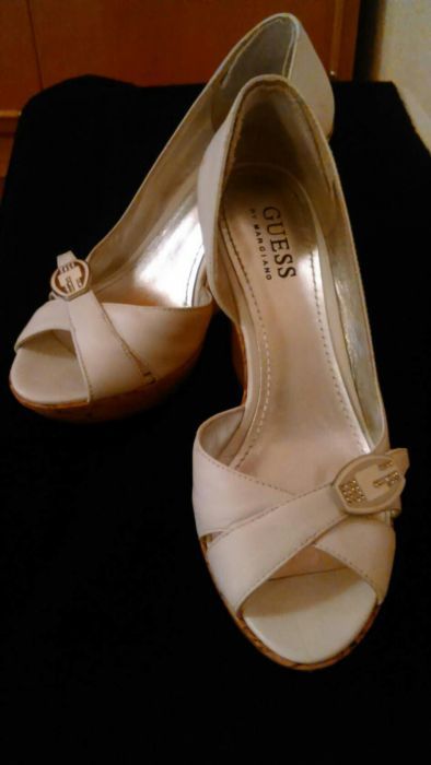 Босоножки. Фирма GUESS.. Кожа.