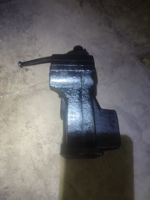 Тиски слесарные 120 с наковальней