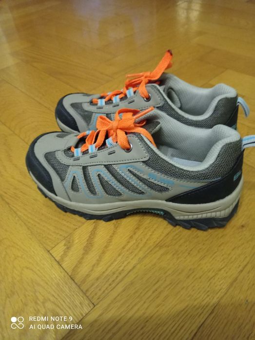 Продаються кросівки