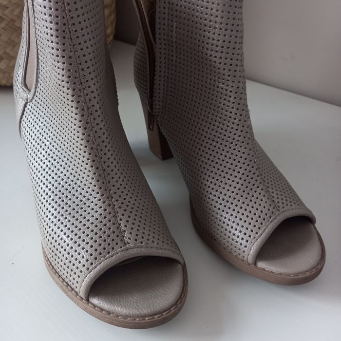 Beżowe sandały wysokie buty z odkrytymi palcami 39