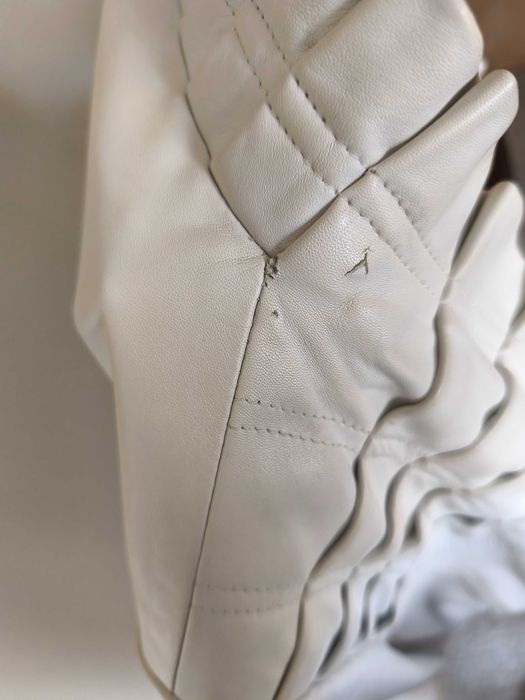 Blusão em pele, branco gelo da Betty Barclay. Bom estado geral