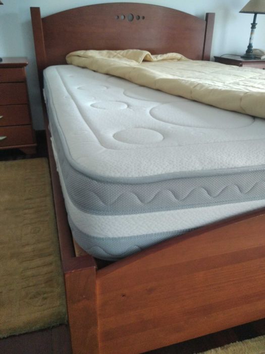 Conjunto quarto completo maciço em cerejeira (Inclui estrado e colchao semi-novo)
