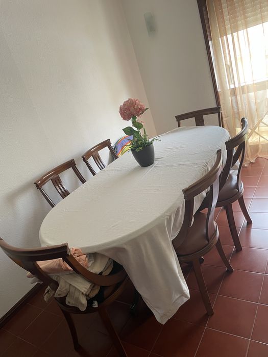 Movel com mesa e cadeiras