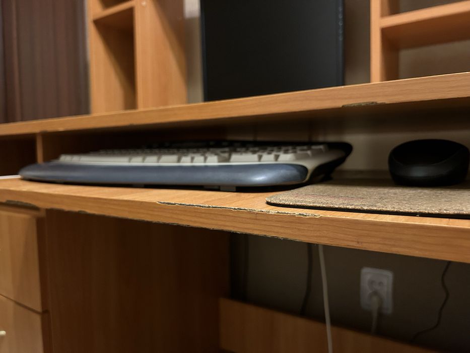 Компьютерный стол с надстройкой